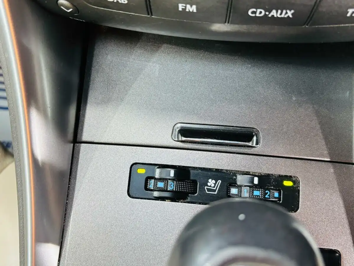 2010-lexus-is-250-25-se-i-dab-saloon-4d-auto-big-16