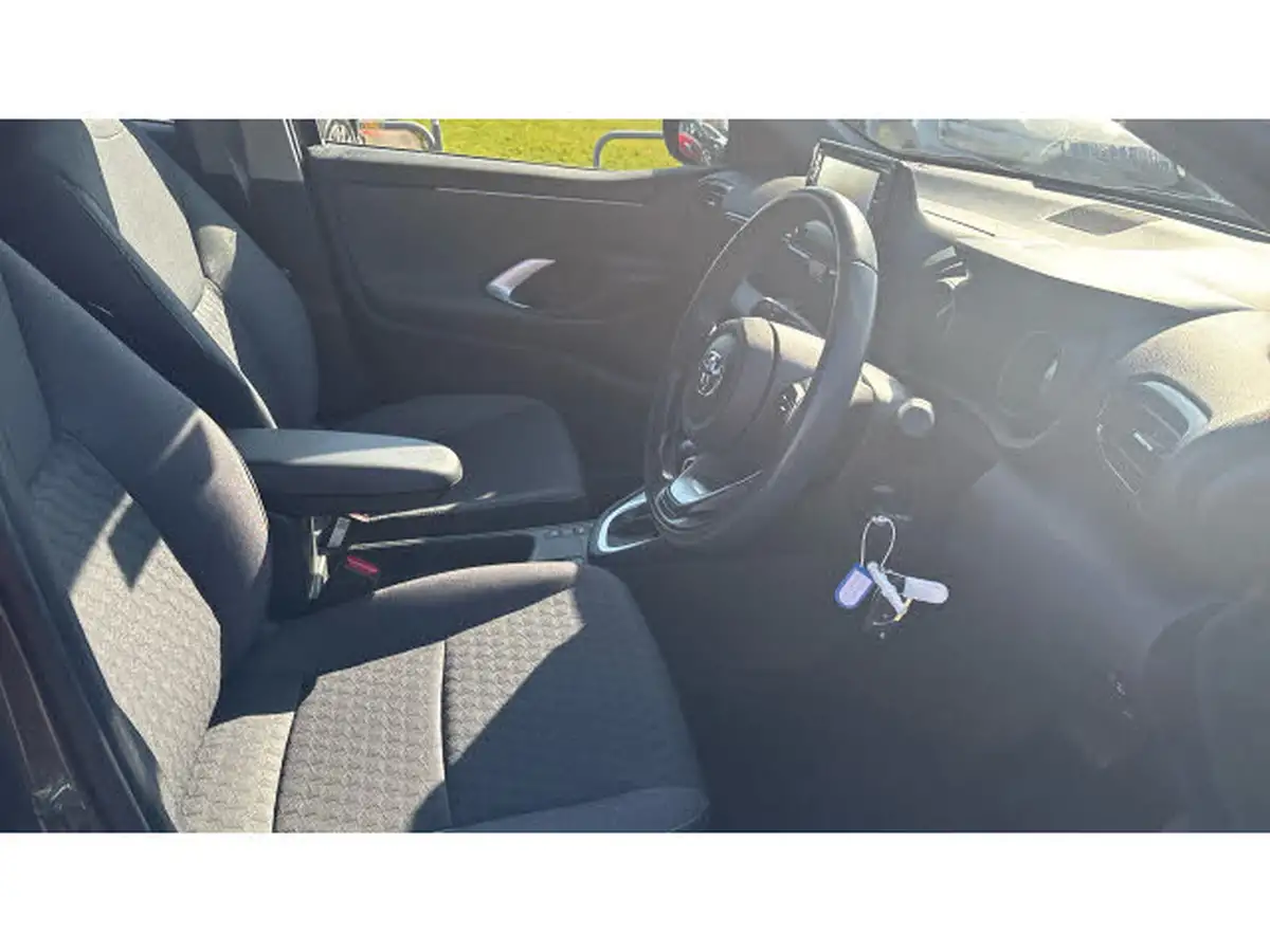 2021-toyota-yaris-15-vvt-i-design-big-10