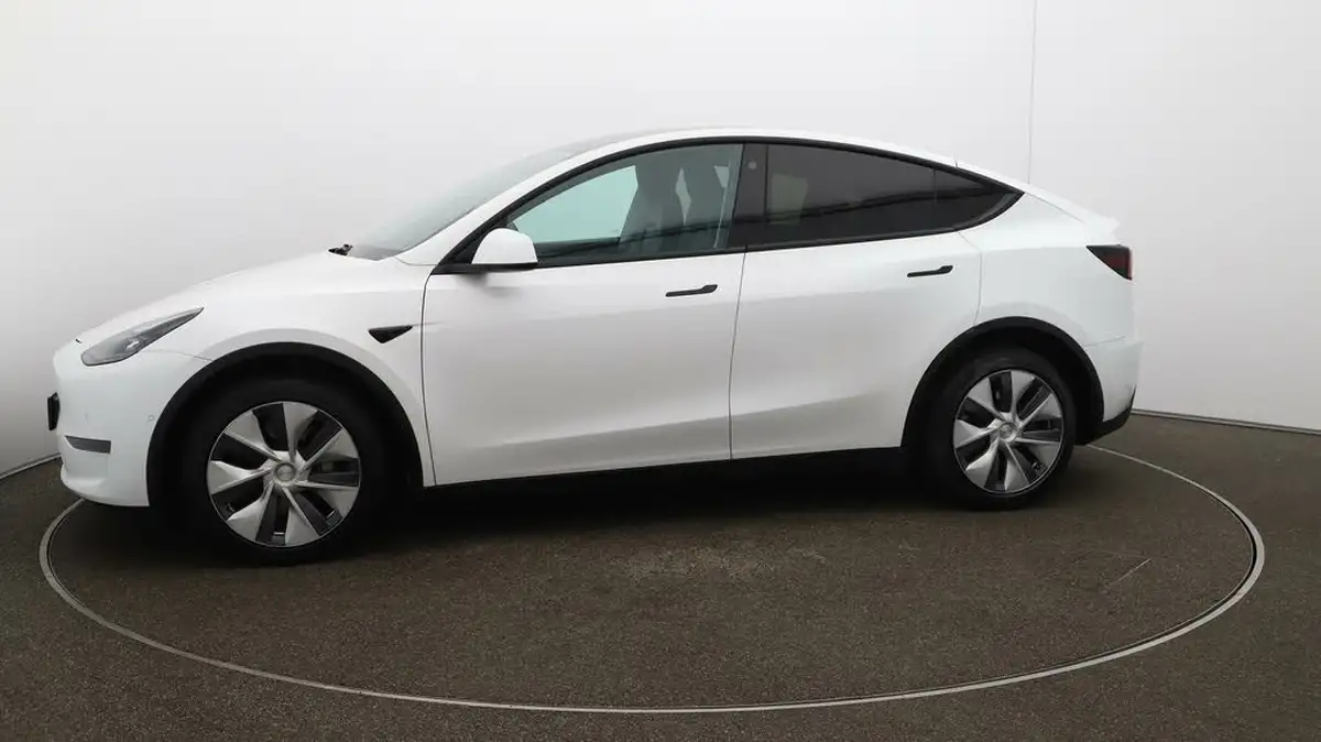 2022-tesla-model-y-e-long-range-big-59
