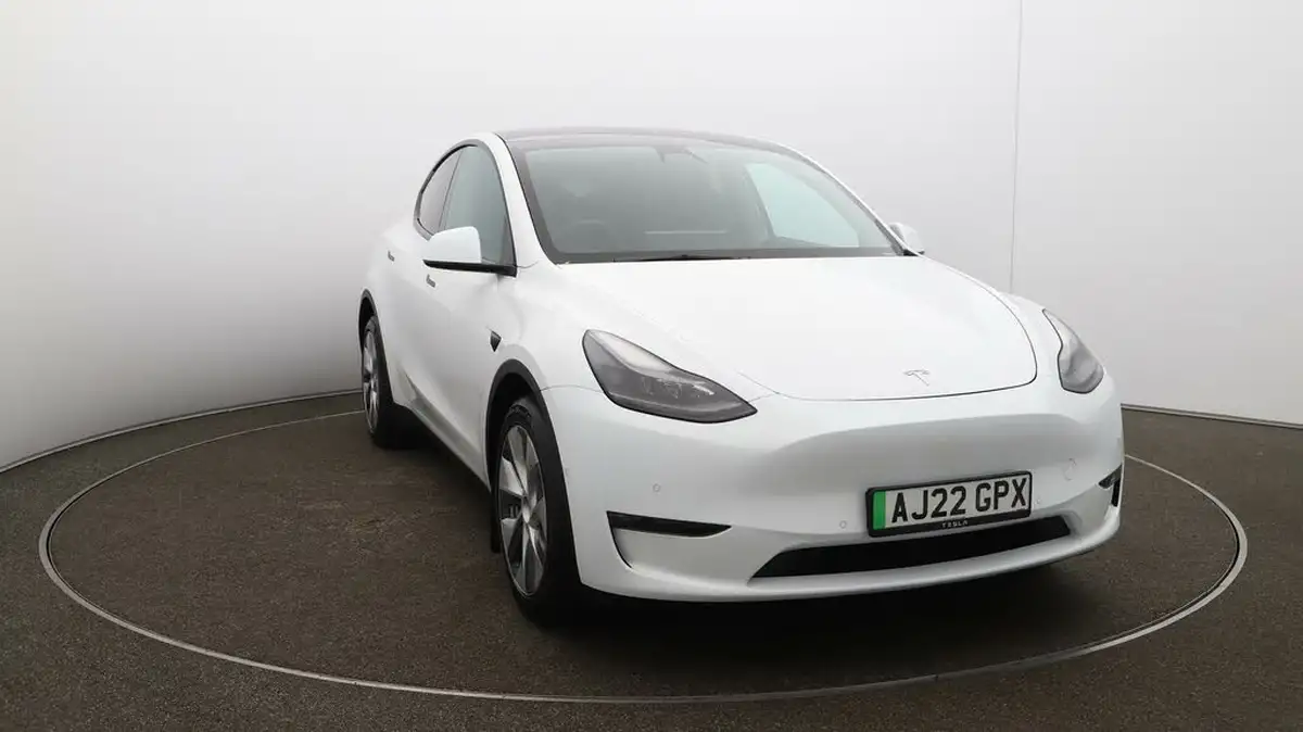 2022-tesla-model-y-e-long-range-big-35