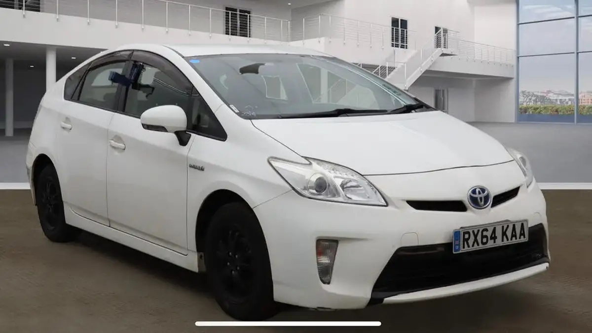 2014-toyota-prius-big-0