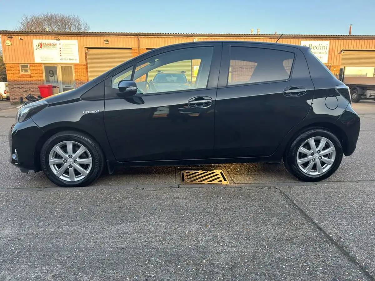 2014-toyota-yaris-15-vvt-i-icon-hybrid-big-6