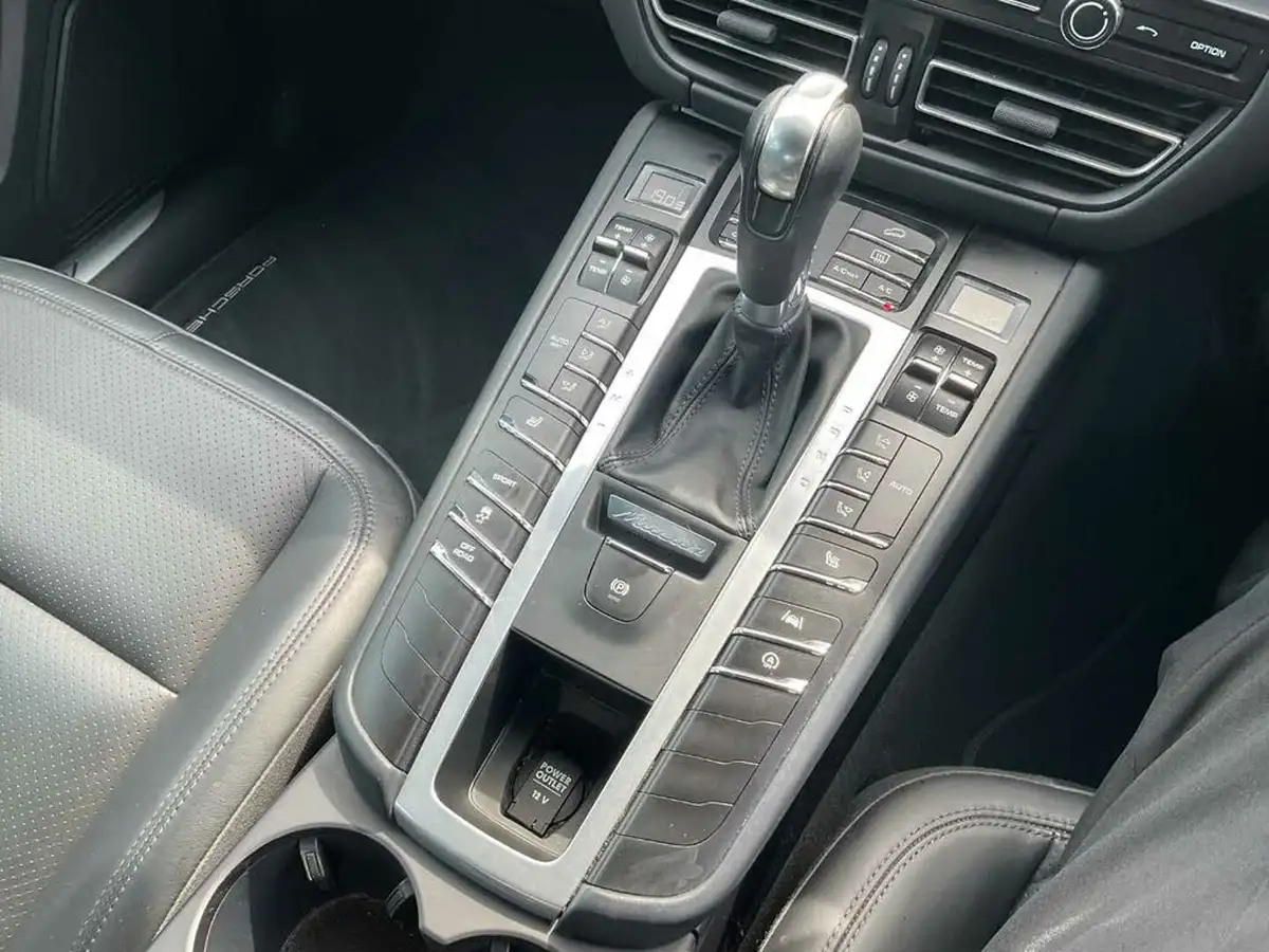 2021-porsche-macan-30-s-big-28