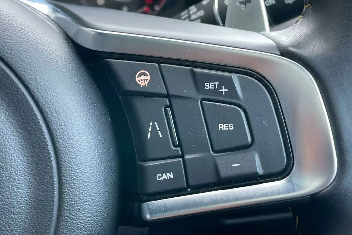 2019-jaguar-f-pace-30td-300-sport-big-42
