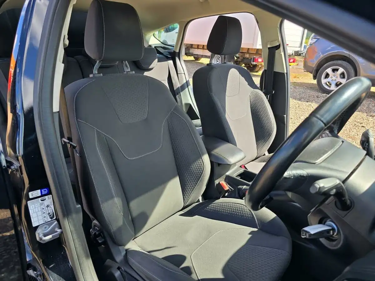 2015-ford-focus-16-zetec-hatchback-big-21