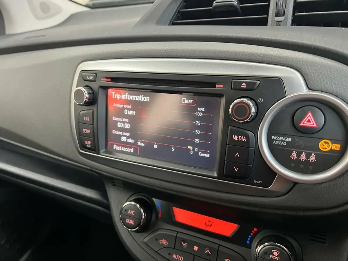 2014-toyota-yaris-133-icon-m-drive-s-big-14