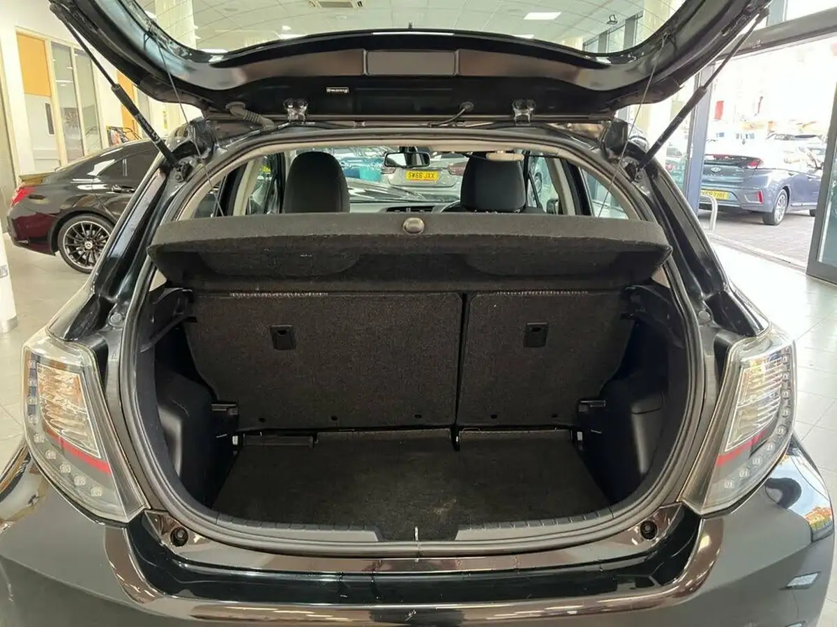 2014-toyota-yaris-133-icon-m-drive-s-big-42