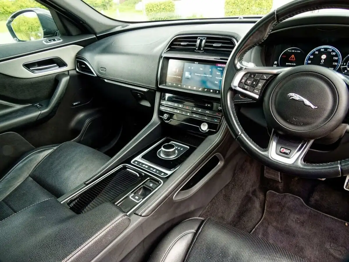 2018-jaguar-f-pace-30td-s-awd-big-36