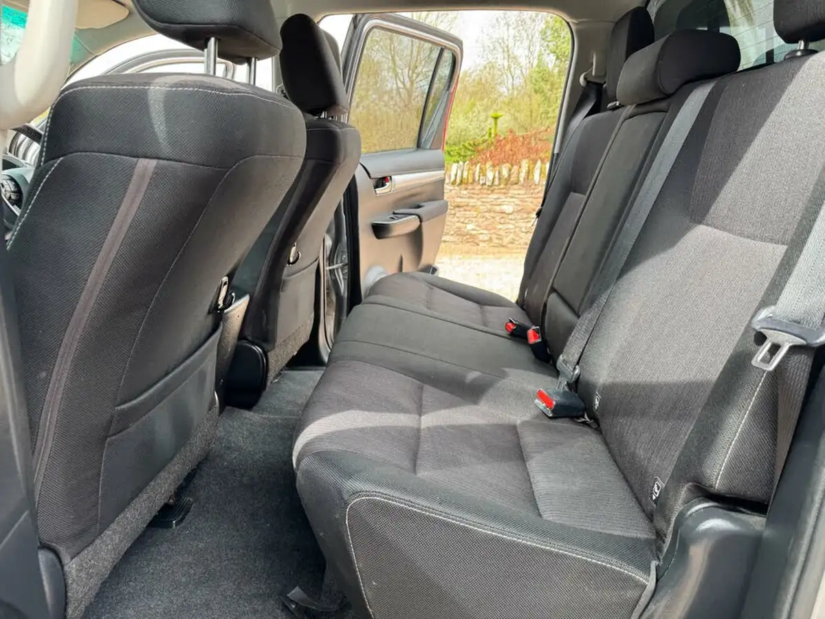 2018-toyota-hi-lux-24d-invincible-ss-auto-big-11