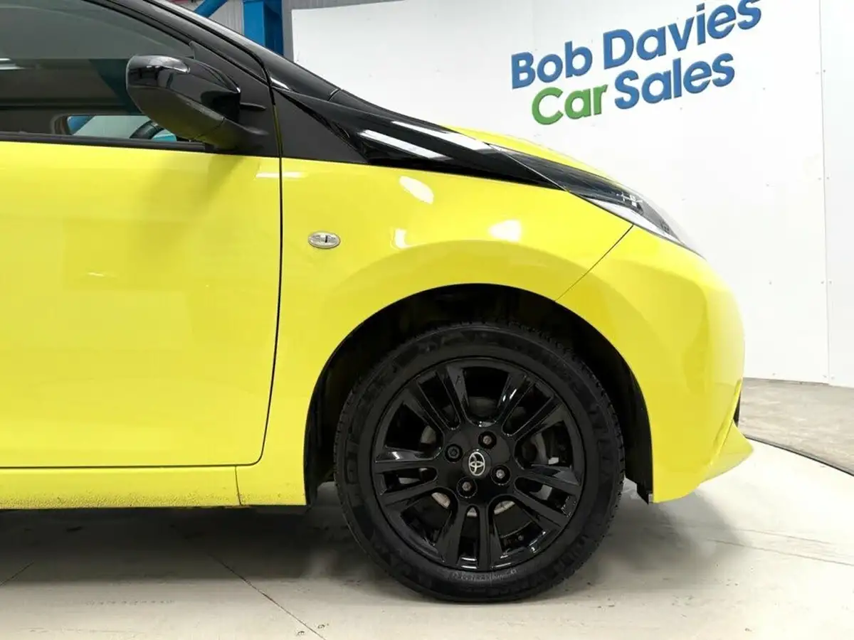 2016-toyota-aygo-10-vvt-i-x-cite-3-bi-tone-yellow-3d-big-13