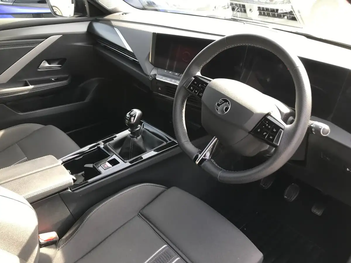 2024-vauxhall-astra-12-turbo-gs-130ps-sport-tourer-big-2