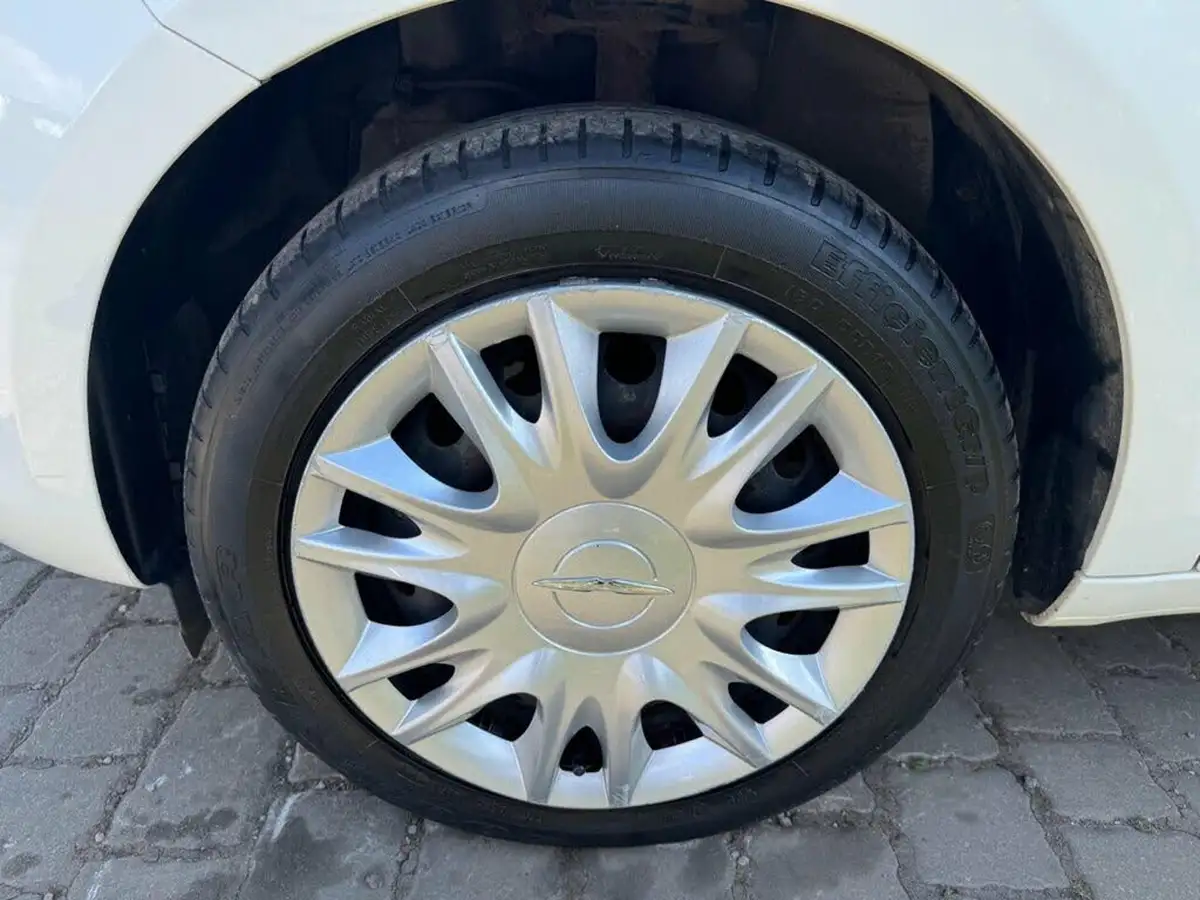 2013-chrysler-ypsilon-12-s-big-11