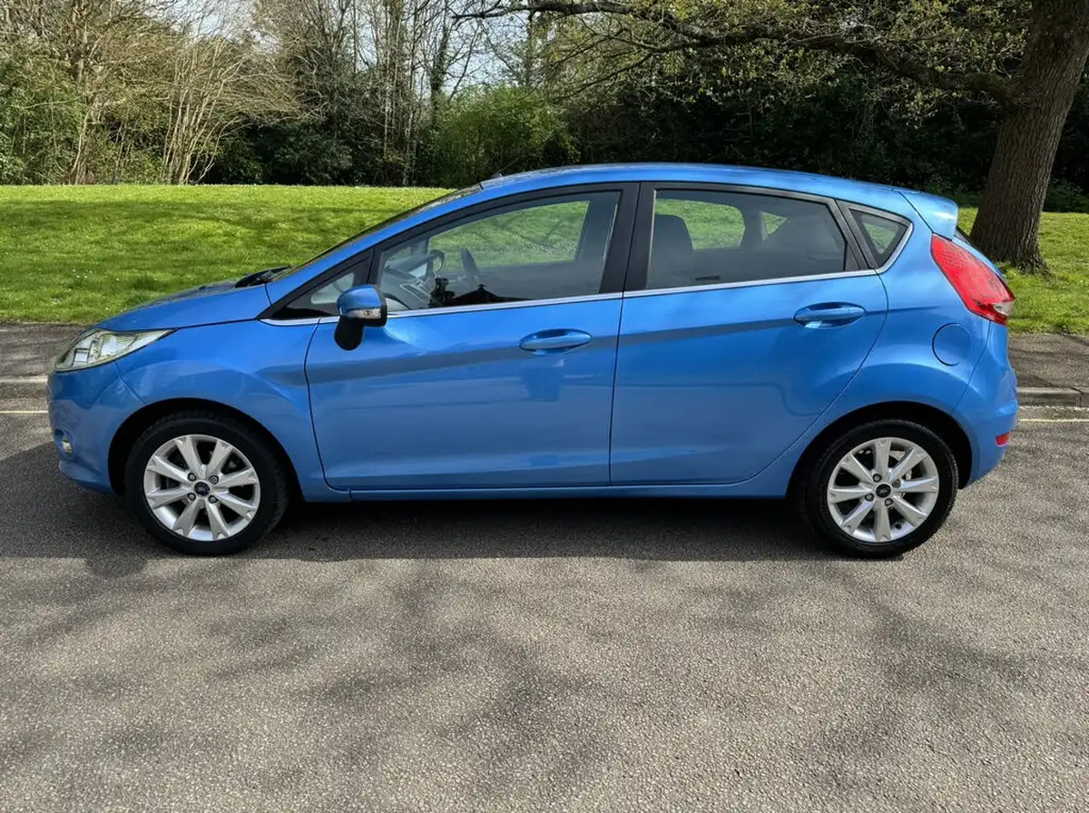 2009-ford-fiesta-125-zetec-5d-big-3