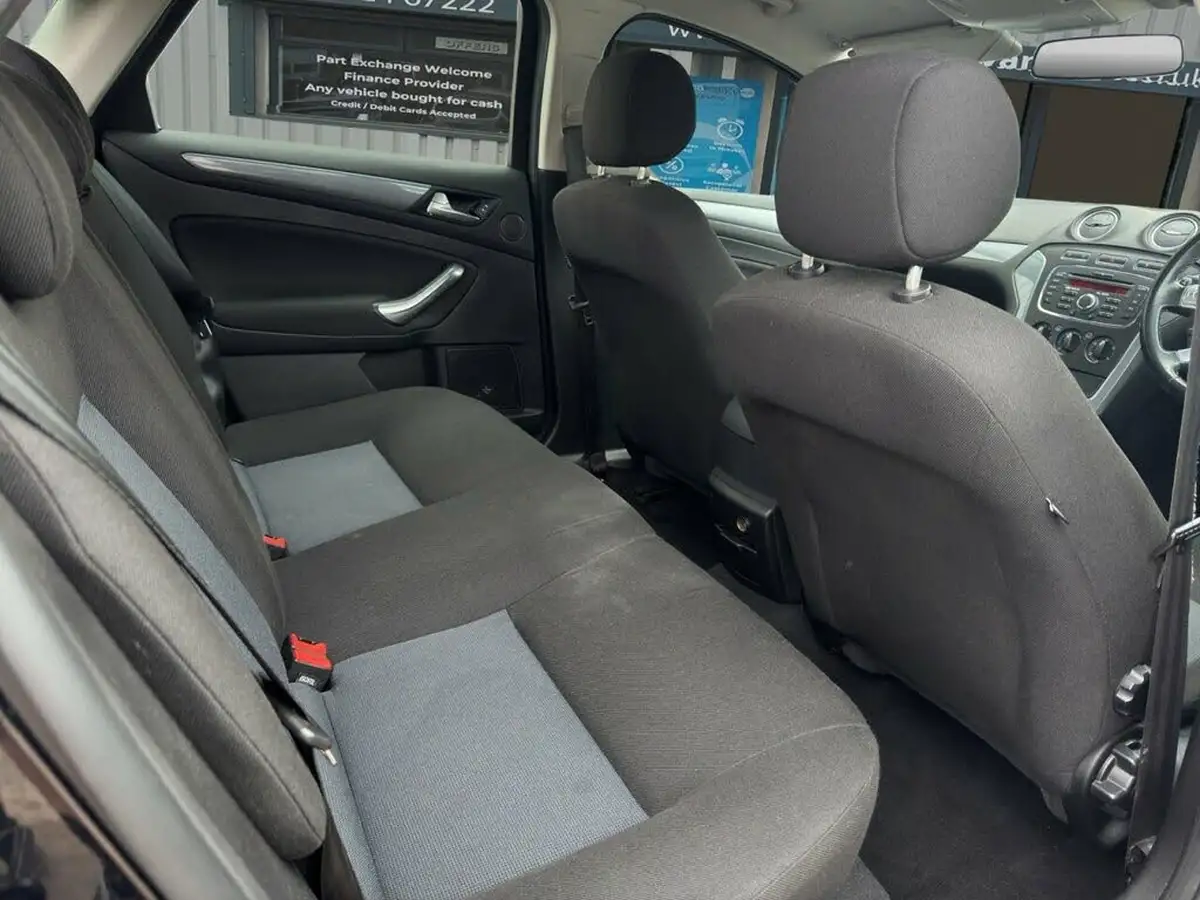 2012-ford-mondeo-20tdci-edge-140-hatchback-big-32