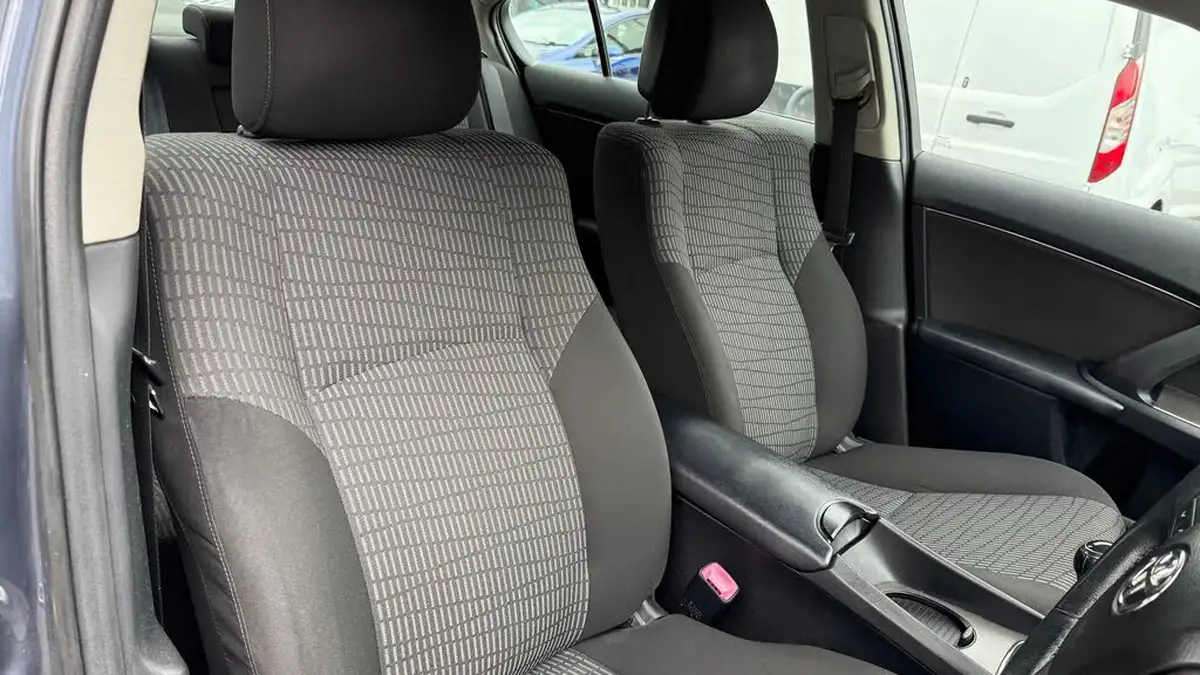 2010-toyota-avensis-big-13