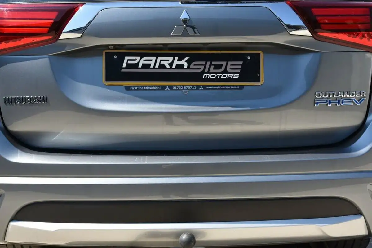 2018-mitsubishi-outlander-20-juro-phev-big-16