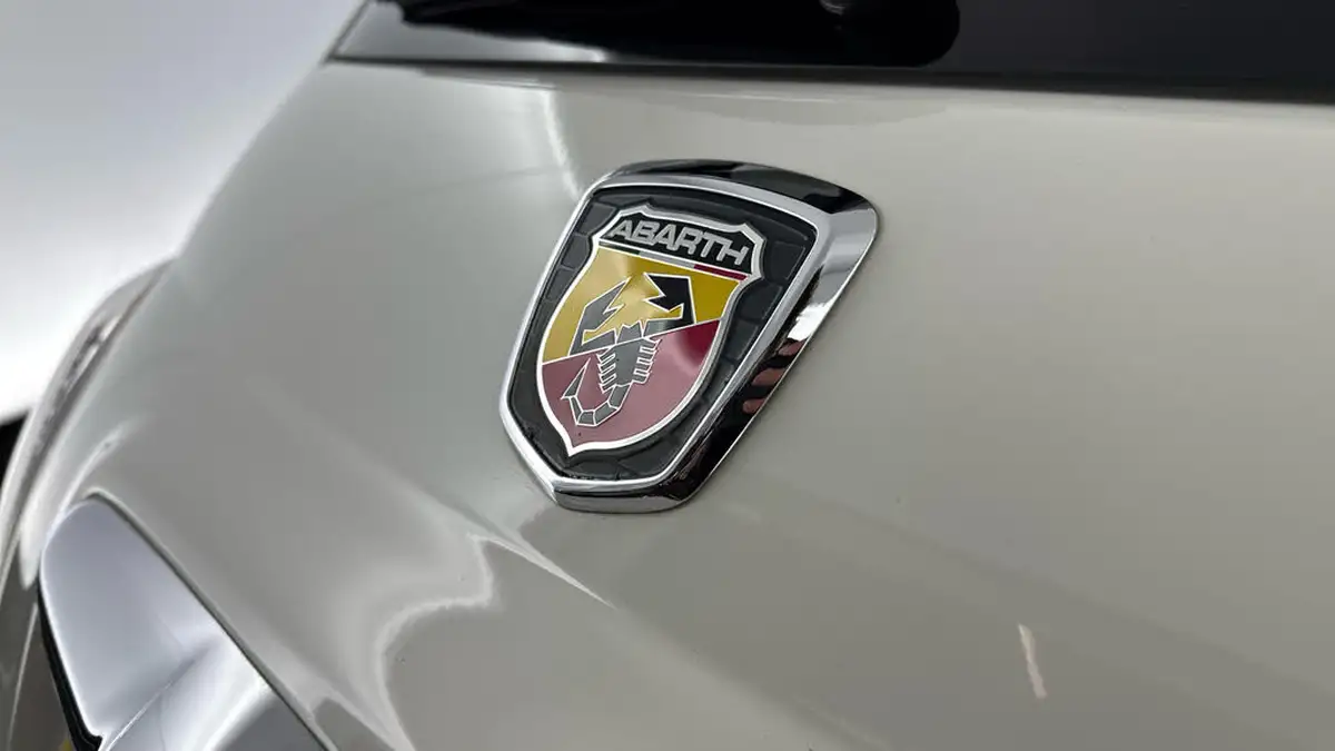 2016-abarth-500-14-tjet-595-yamaha-factory-racing-big-20