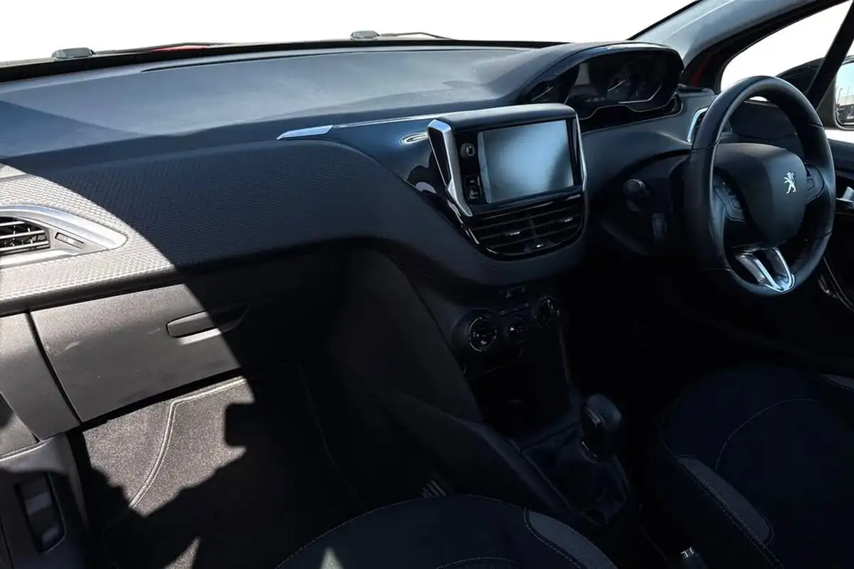 2016-peugeot-208-12-puretech-active-design-menthol-5d-big-14