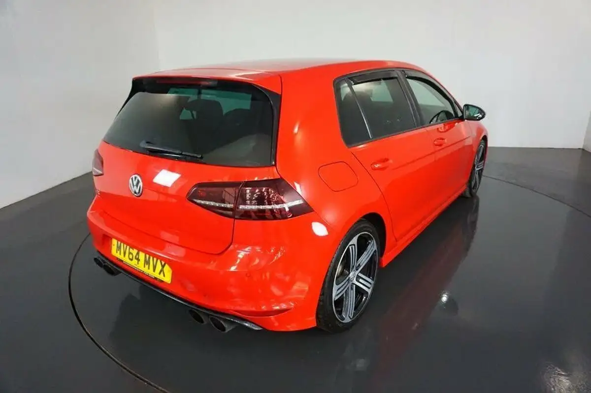 2014-volkswagen-golf-20-tsi-r-5d-big-8