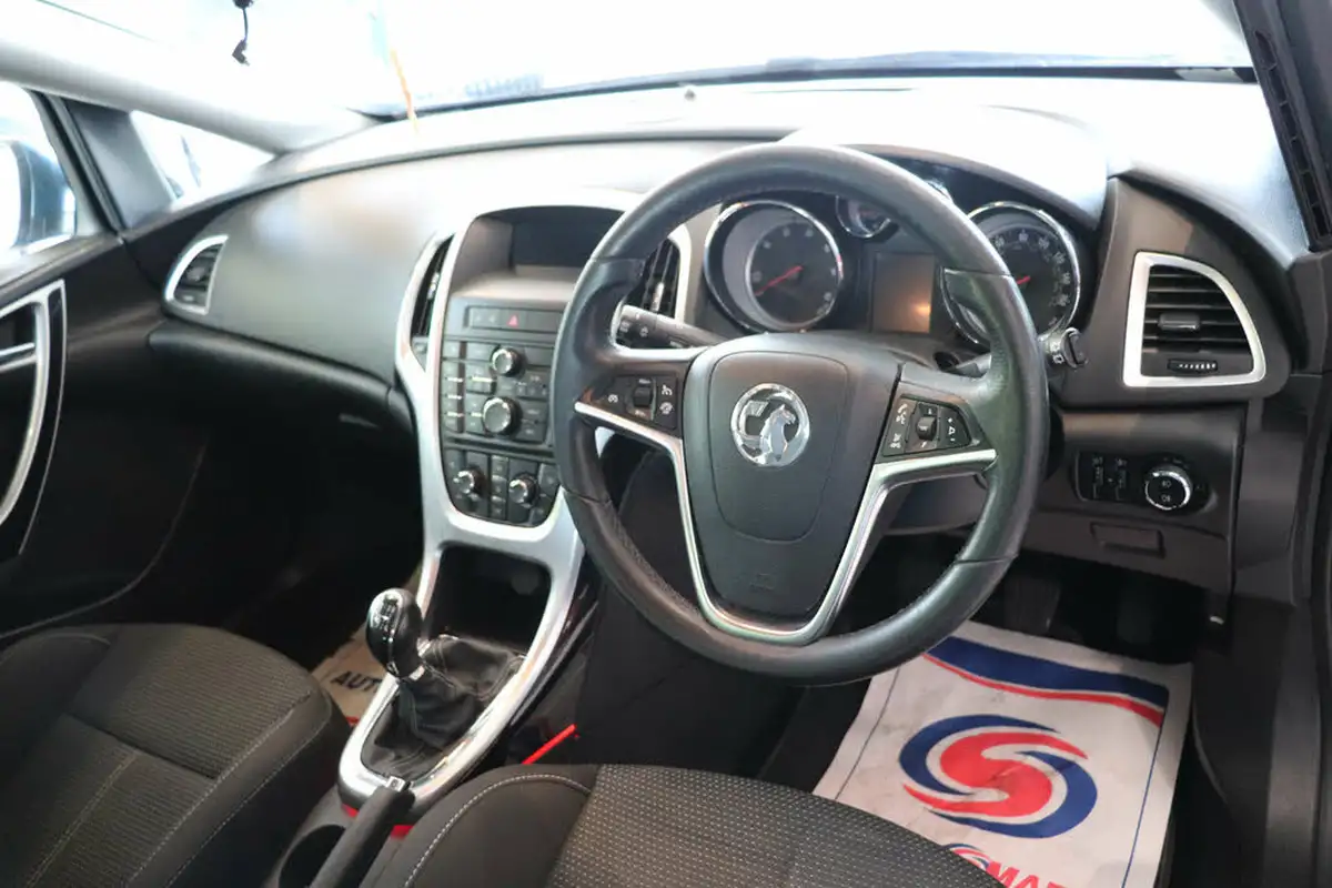 2013-vauxhall-astra-20td-sri-ss-estate-big-15