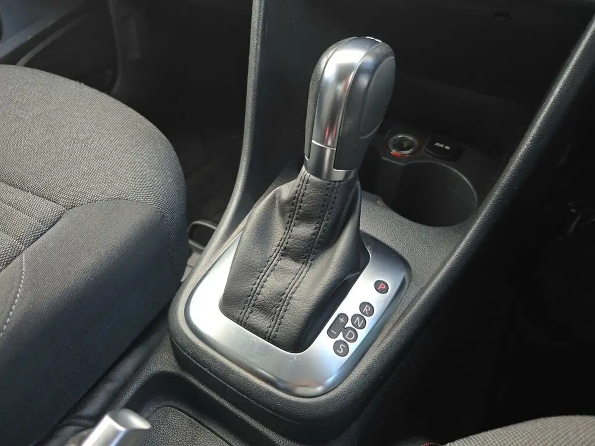 2014-volkswagen-polo-big-24
