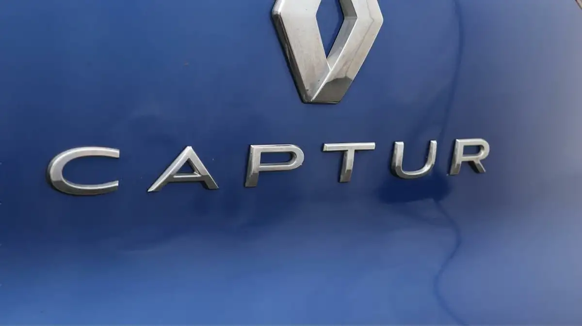 2022-renault-captur-16-iconic-edition-big-22