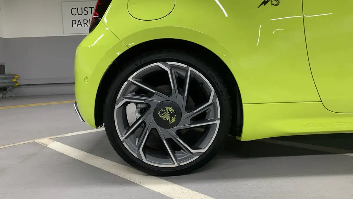2023-abarth-500-e-500e-turismo-big-15