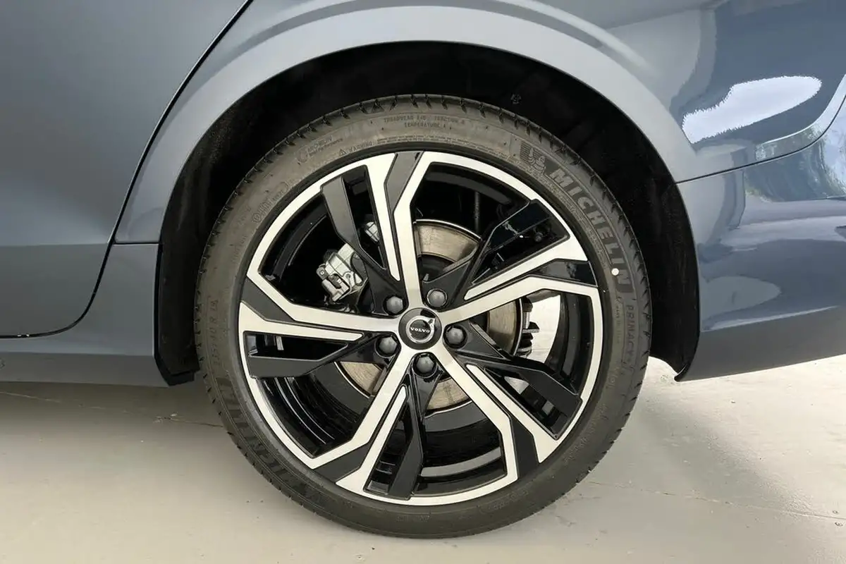2025-volvo-v60-20-b4-plus-station-wagon-big-22