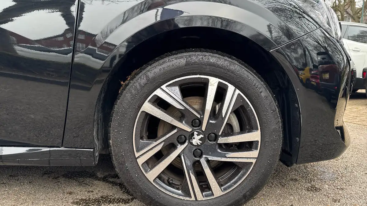 2023-peugeot-208-12-puretech-allure-premium-130ps-eat8-big-13