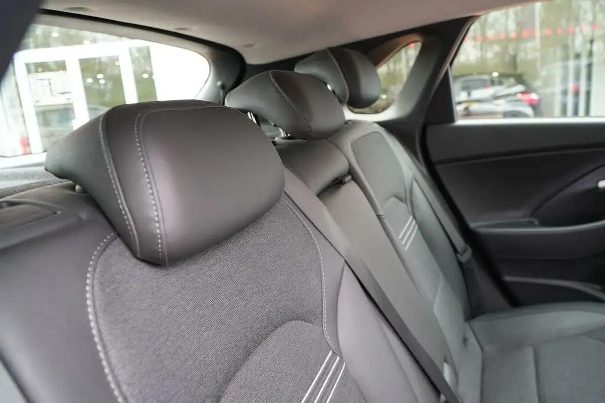 2023-hyundai-i30-10-t-gdi-premium-hatchback-big-20