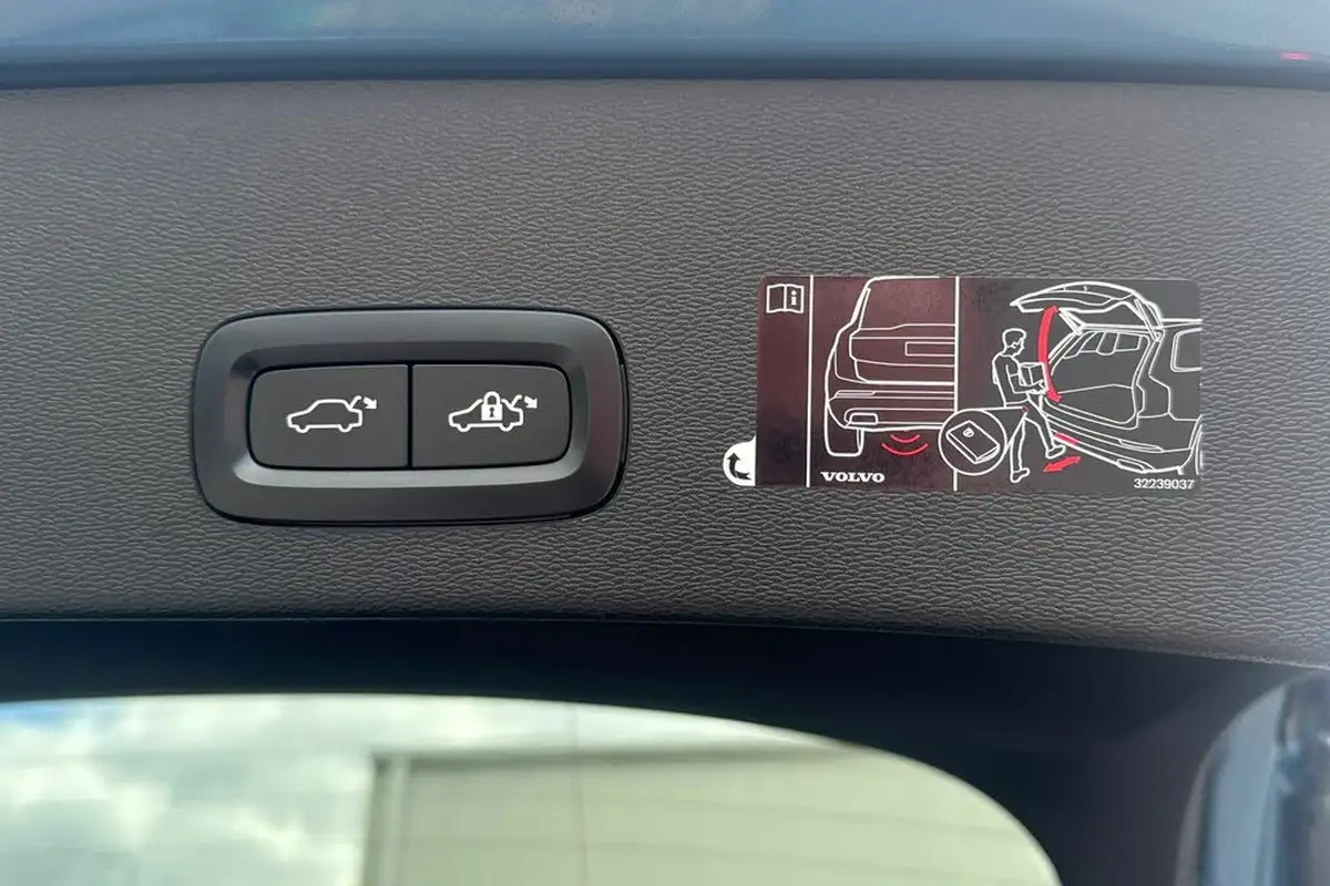 2022-volvo-c40-e-twin-recharge-pro-big-37