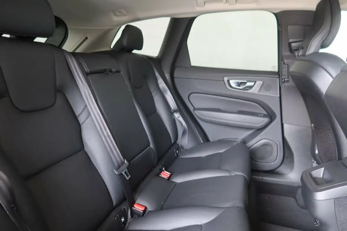 2021-volvo-xc60-20td-b4-momentum-awd-big-11