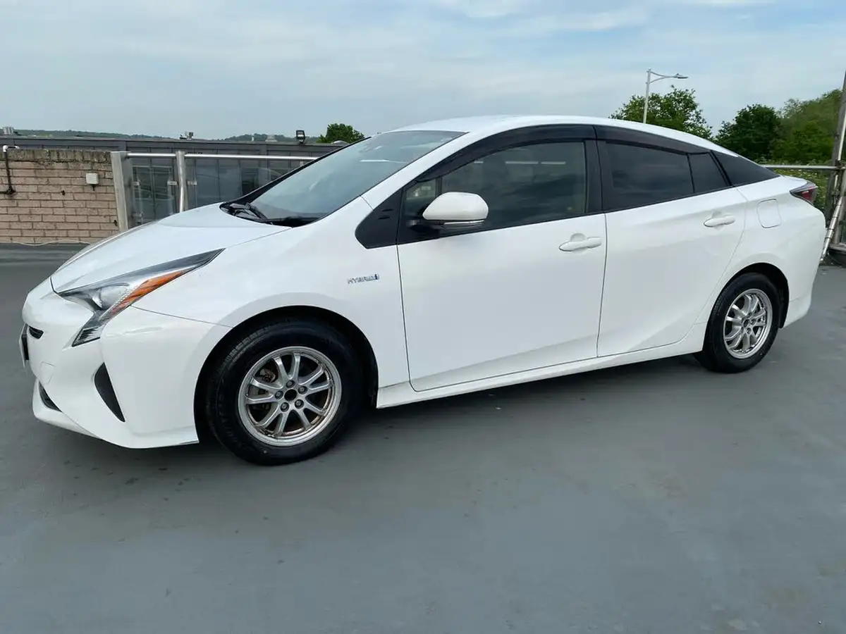 2018-toyota-prius-hybrid-big-11
