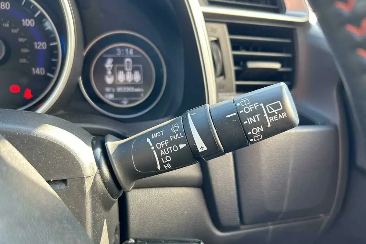 2019-honda-jazz-15-i-vtec-sport-navi-cvt-big-17