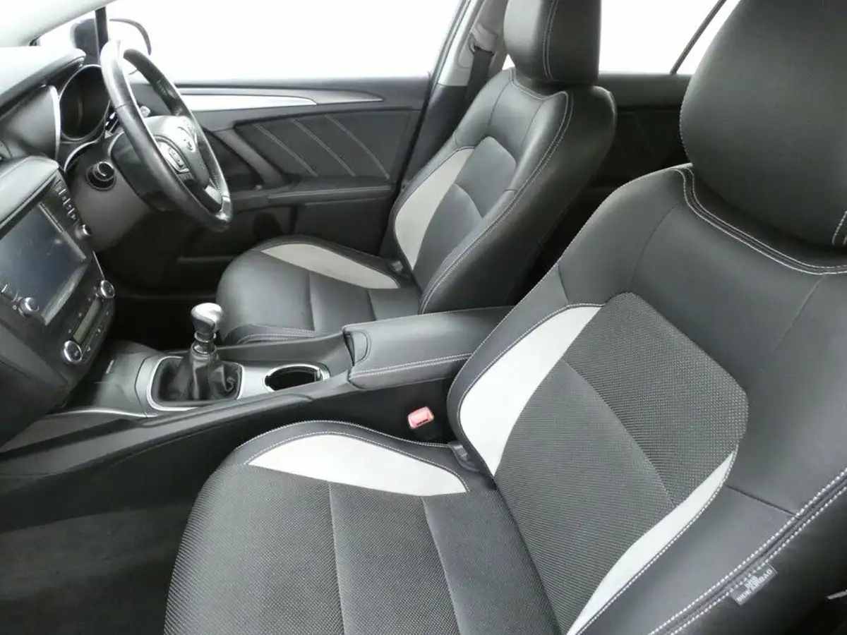 2017-toyota-avensis-20d-4d-design-saloon-4d-big-19