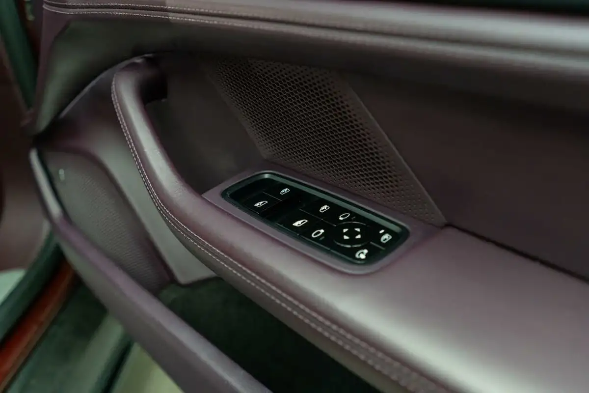 2020-porsche-taycan-e-turbo-big-36