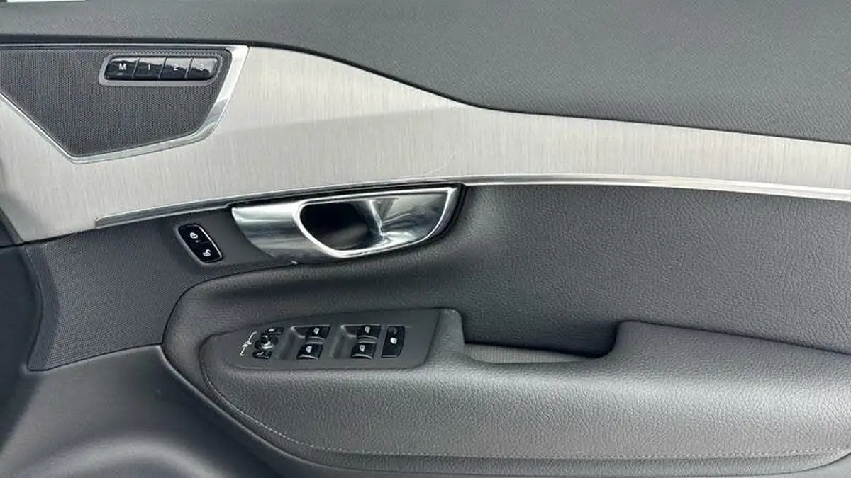 2022-volvo-xc90-20-b5-momentum-big-18