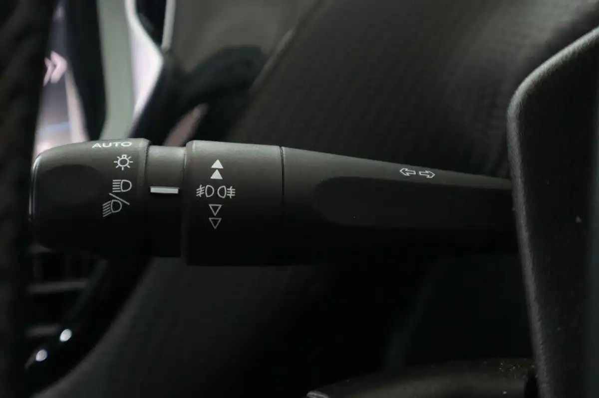 2018-peugeot-2008-suv-12-puretech-allure-premium-big-20