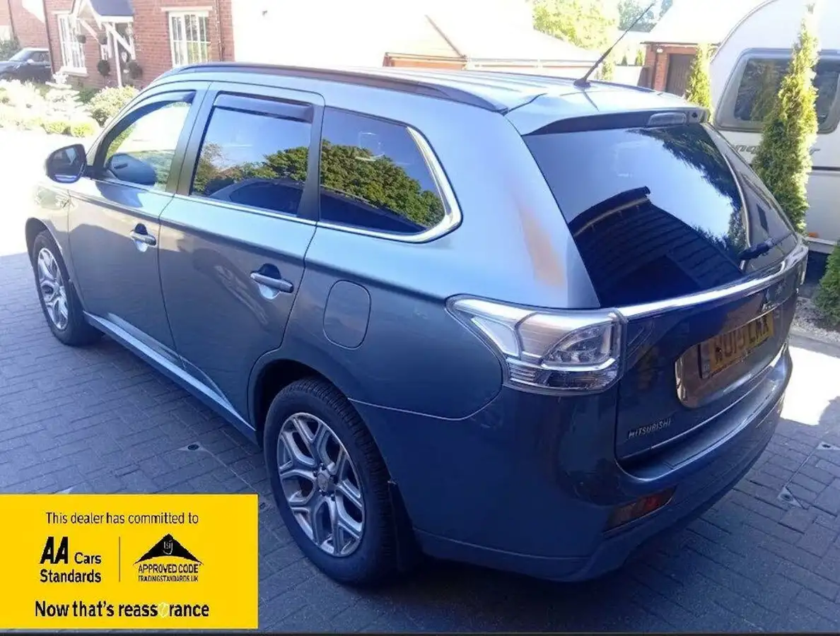 2015-mitsubishi-outlander-20-gx4h-phev-big-2