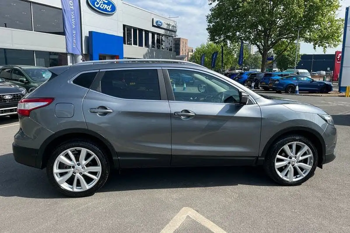 2017-nissan-qashqai-12-dig-t-tekna-big-35