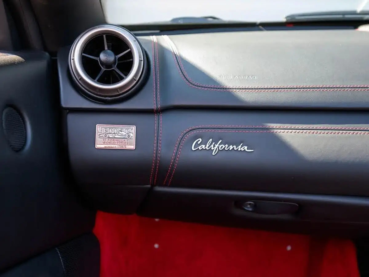 2010-ferrari-california-43-big-36
