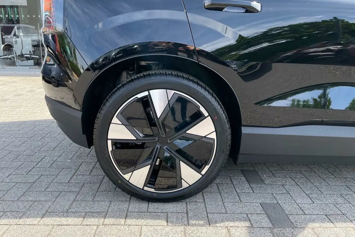 2025-volvo-ex30-e-single-motor-ultra-big-12