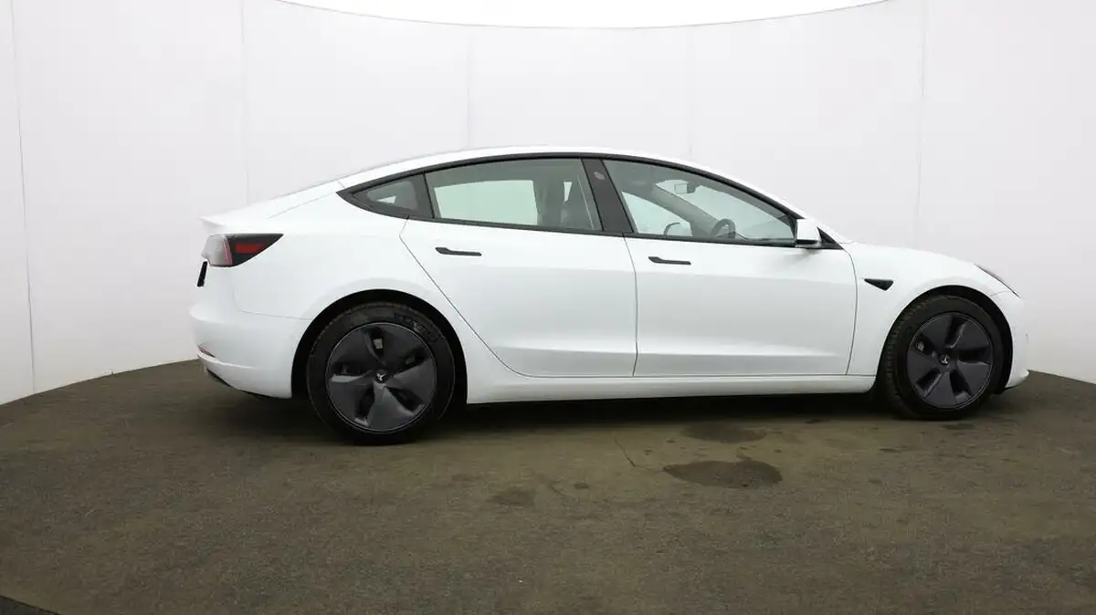 2022-tesla-model-3-e-long-range-big-53