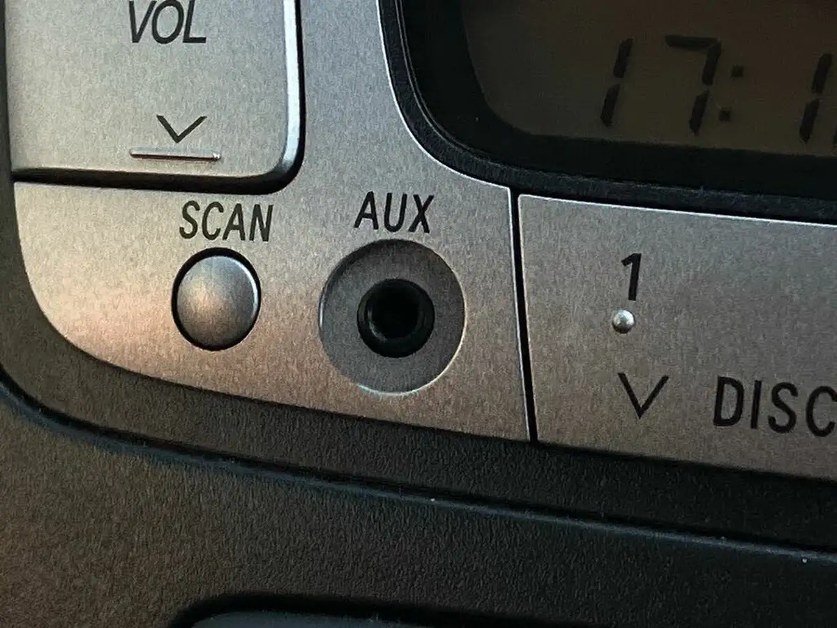 2012-toyota-aygo-10-aygo-fire-5d-big-41