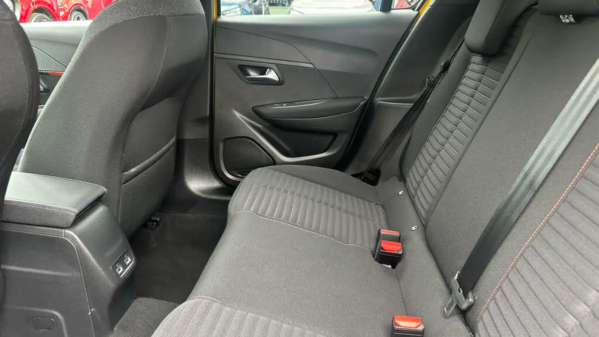 2023-peugeot-208-12-puretech-active-premium-100ps-eat8-big-32