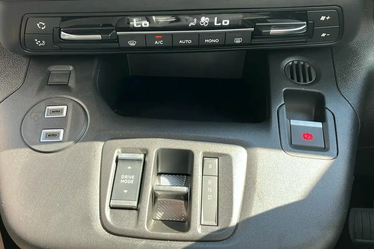 2024-vauxhall-combo-life-e-ultimate-xl-7st-big-25