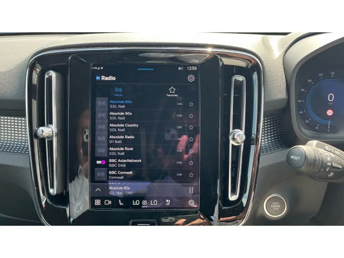2025-volvo-xc40-20-b4-plus-big-25