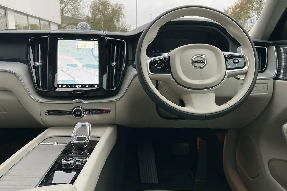 2024-volvo-xc60-20-t8-ultra-dark-big-36