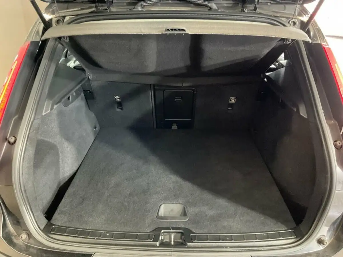 2019-volvo-xc40-20-t4-momentum-awd-big-39