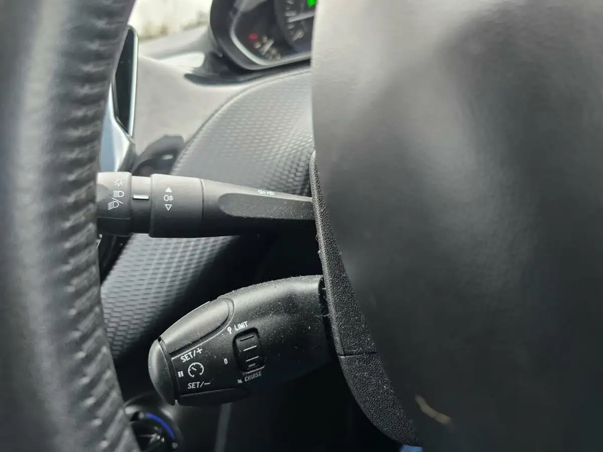 2015-peugeot-208-12-puretech-active-5d-big-30